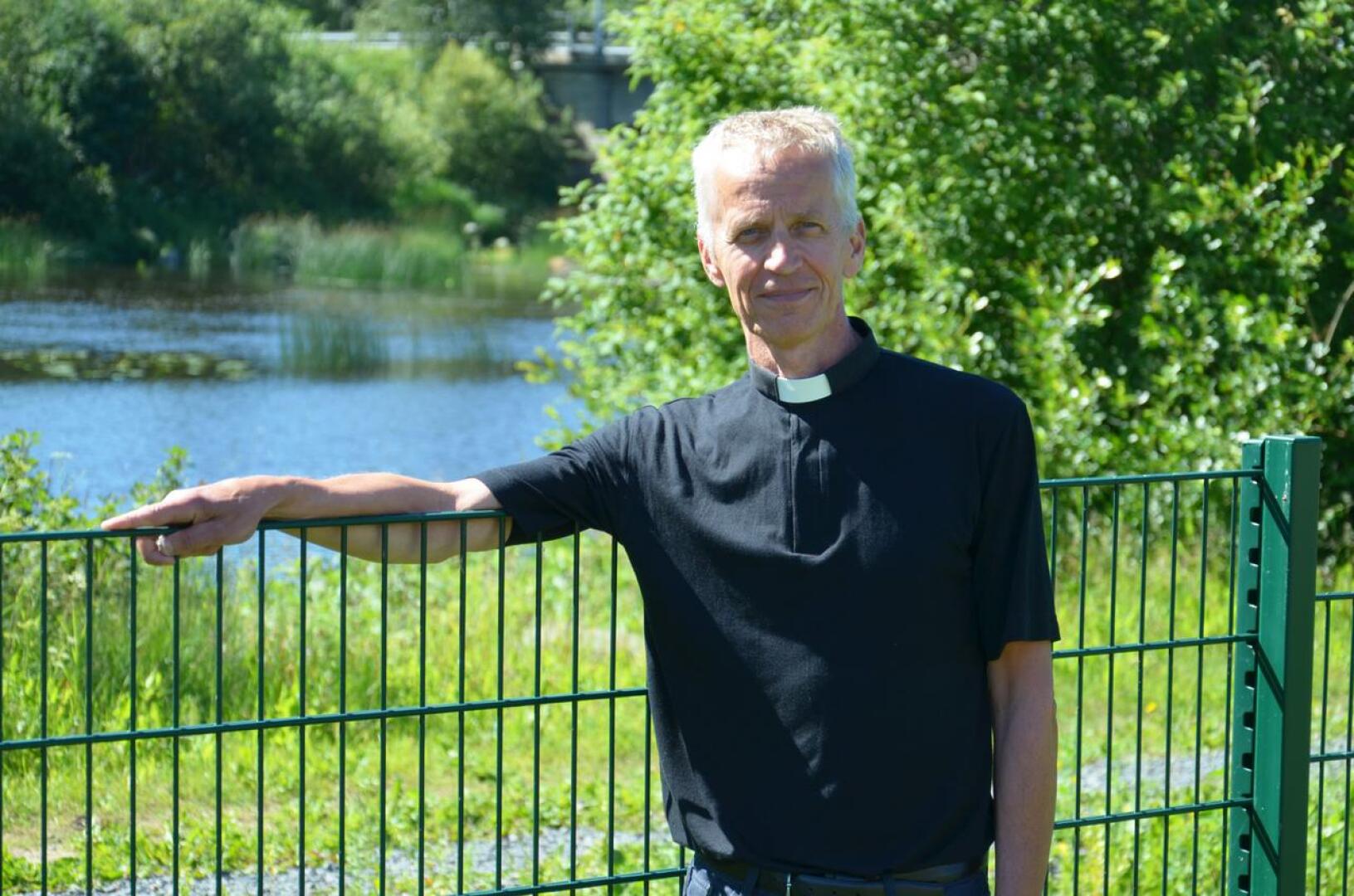 Alavieskan uusi kirkkoherra Erkki Lavanti toivoo, että seurakuntalaiset tulevat rohkeasti tutustumaan ja juttelemaan erilaisissa tilanteissa.