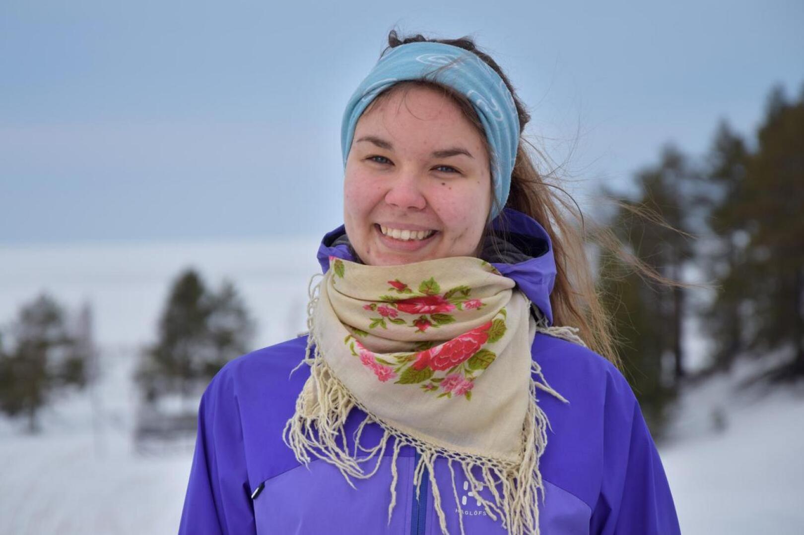 Leena Rinta-Runsala hiihtää metsissä uudenmallisilla lyhyillä metsäsuksilla, jotka ovat perinteisiä ketterämmät.