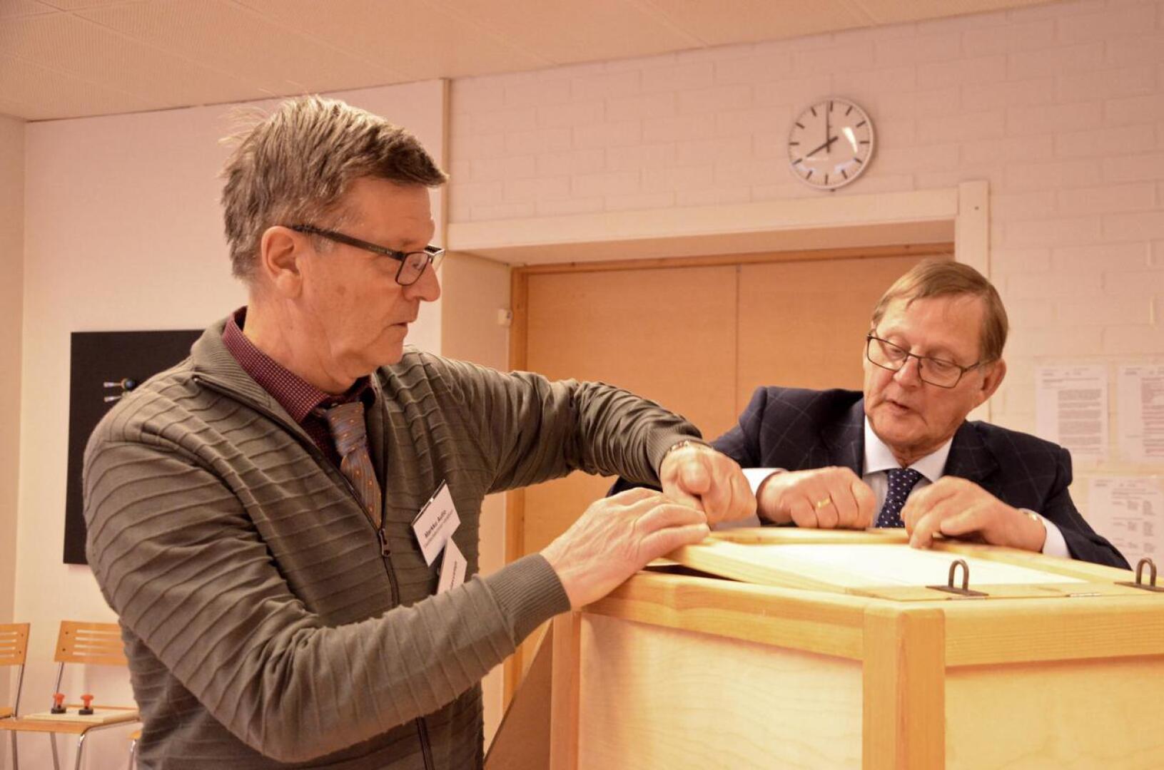 Markku Autio ja Markku Niemi aloittivat ääntenlaskennan Ylivieskan Akustiikassa htei iltakahdeksan jälkeen.