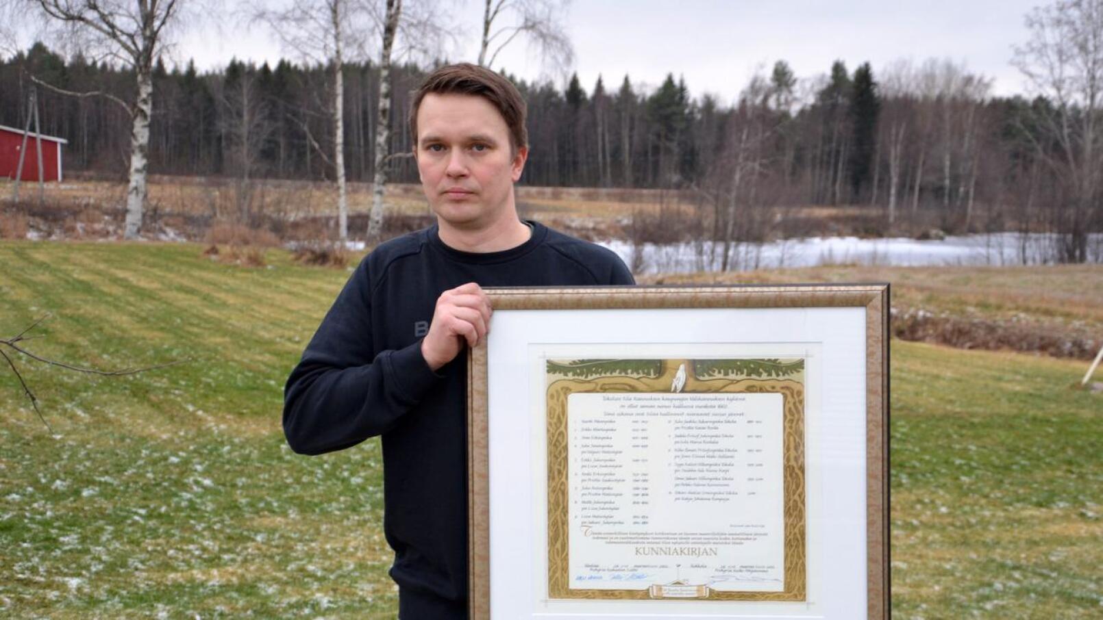 Onnea! Torstain nimipäiväsankari Oskari Tokola viljelee maata neljännessätoista polvessa ja haki tällä viikolla ProAgrian kokouksesta sukutilakunniakirjan.