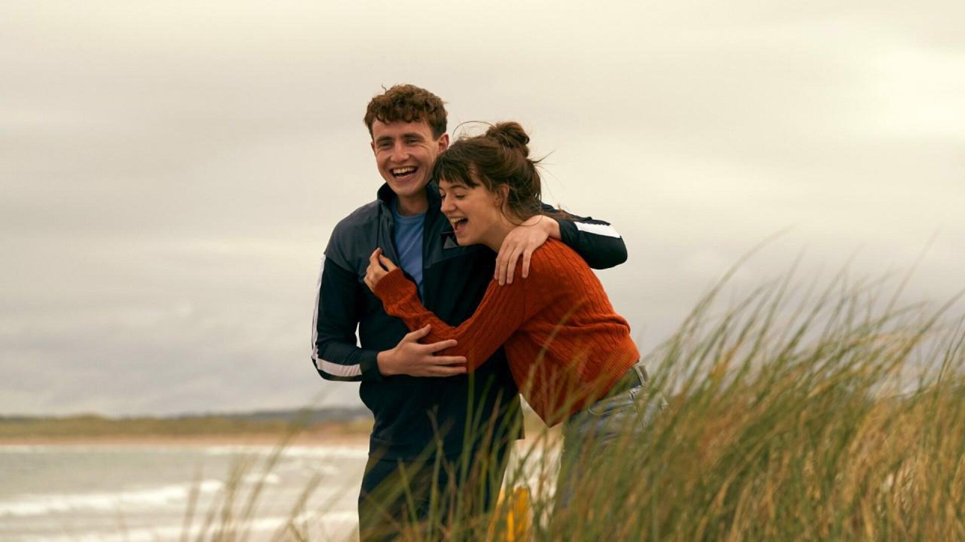 Eripariset nuoret rakastavaiset Connell (Paul Mescal) ja Marianne (Daisy Edgar-Jones) irlantilaissarjassa Normaaleja ihmisiä. 
