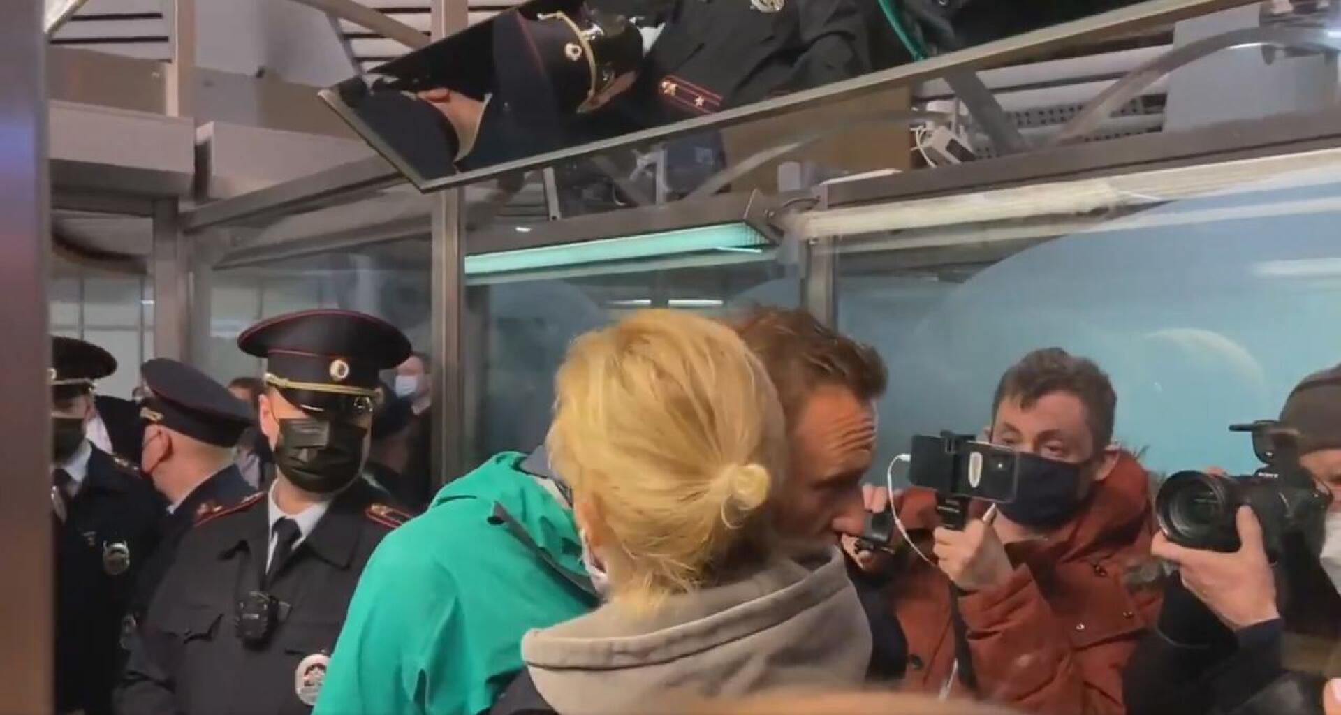 Poliisi pidätti Aleksein Navalnyin sunnuntai-iltana lentokentällä Moskovassa sen jälkeen, kun hän lensi Saksasta Venäjälle. Julia-vaimo halasi häntä.