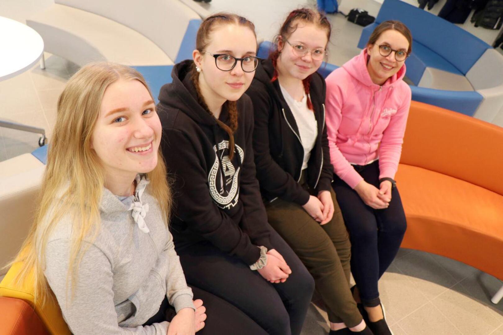 Perholaiset yhdeksäsluokkalaiset Silvia Flink, Aada Peltokangas ja Miia Aho ovat täyttäneet jo hakupaperinsa opinto-ohjaaja Marika Riihimäen opastuksella.