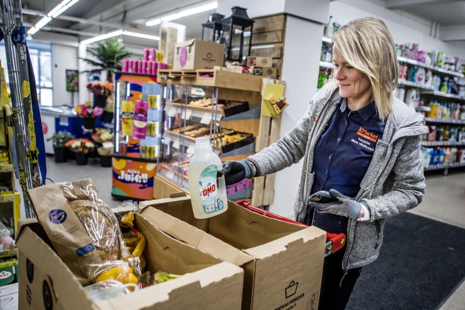 K-Market Kälviän kauppias Minna Vähähyyppä pakkaa verkkokaupan kautta ostettuja tuotteita kotiin kuljetettavaksi.