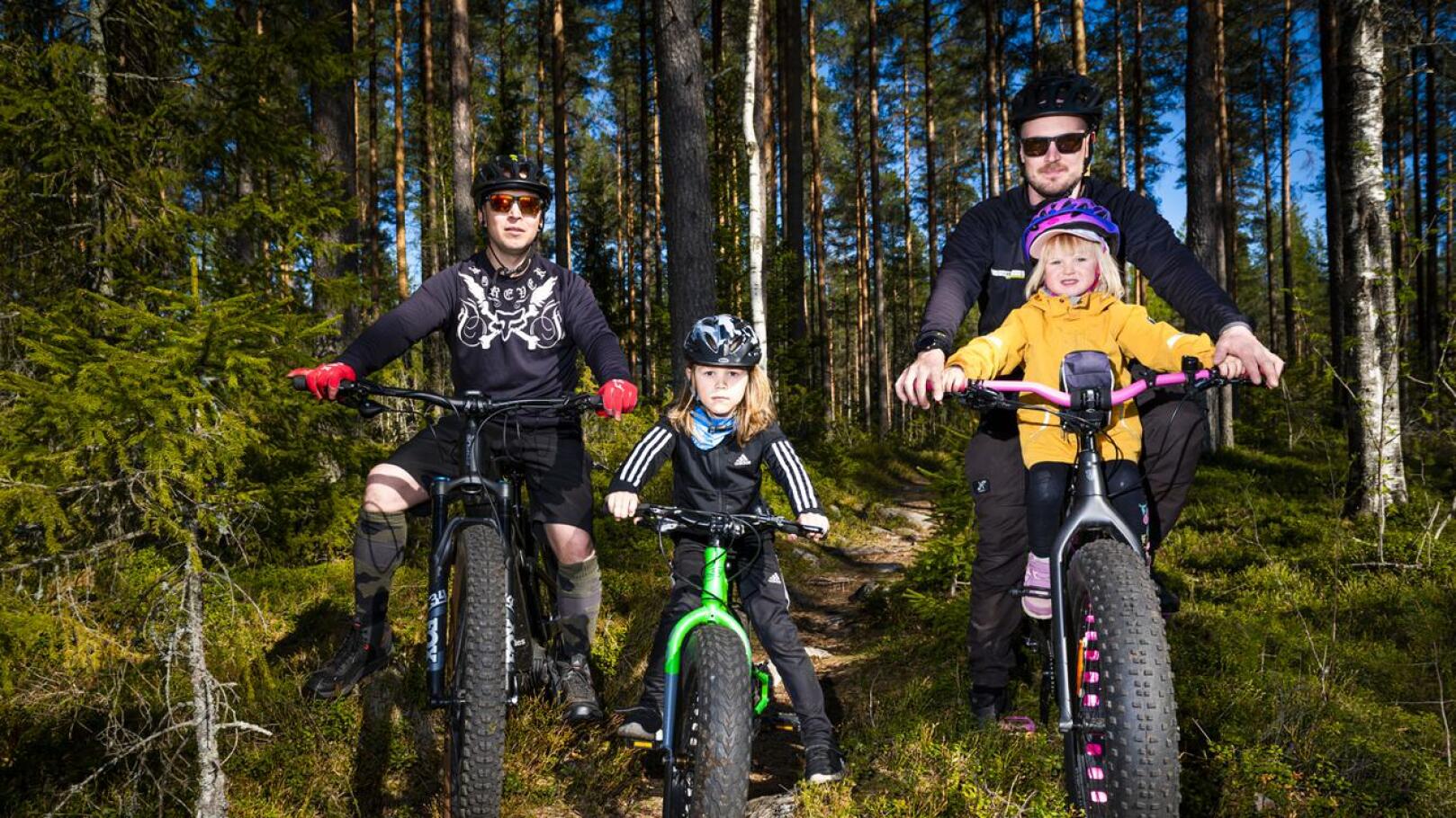 Kannuksen maastoissa voivat pyöräillä kaikenikäiset kaikenlaisilla maastopyörillä. Pasi Roukala, Sakke Roukala sekä Niko ja Vilma Laitinen viihtyvät ahkerasti kotikaupungin poluilla.