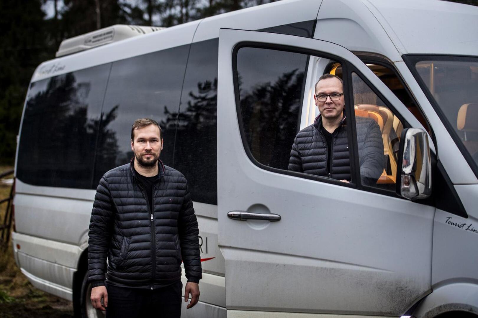 Huovarin veljekset Jani (vas) ja Sami omistavat yhdessä Liikenne Huovarin. Kalustoon kuuluu pikkubusseja, linja-autoja ja takseja.