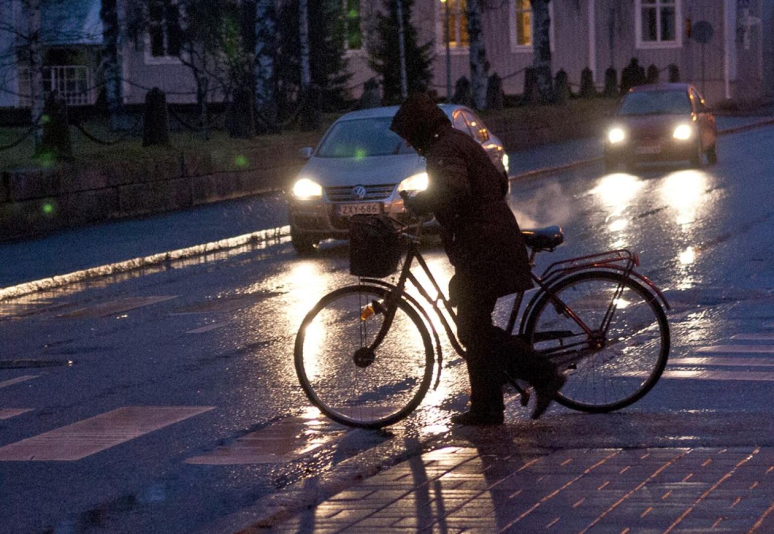 Puuttuvasta valosta pyöräilijä voi saada 40 euron liikennevirhemaksun tai kirjallisen huomautuksen.