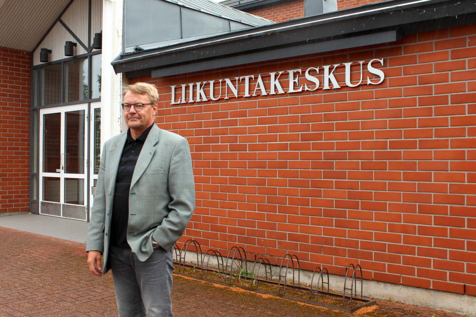 Vetelin kunta aloittaa yt-neuvottelut henkilöstönsä lomauttamiseksi, kertoo kunnanjohtaja Hannu Jyrkkä. Poikkeustilan takia kunta on joutunut supistamaan palveluitaan. Muun muassa liikuntakeskus on suljettu.