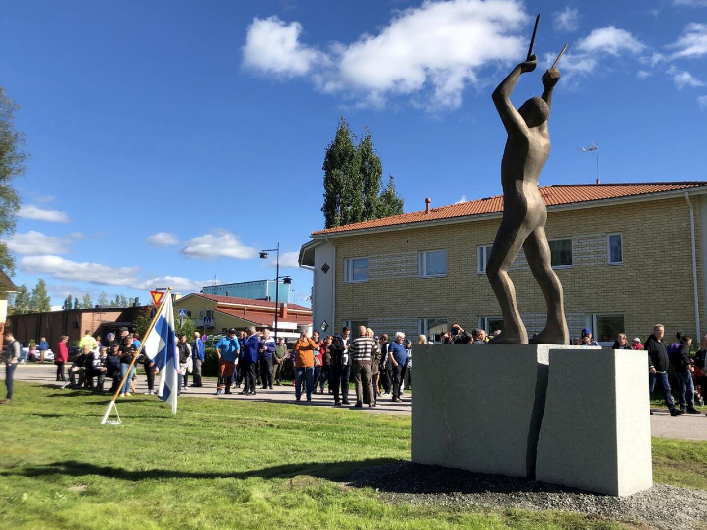 Mika Myllylän muistomerkki paljastettiin perjantaina Haapajärvellä.
