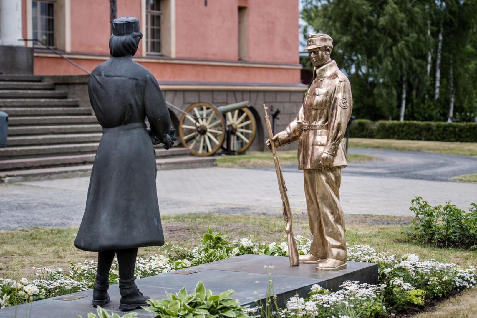 Suojeluskuntalainen-patsas sijoitettiin Lotta-patsaan viereen Vartiolinnan edustalle Kokkolassa.