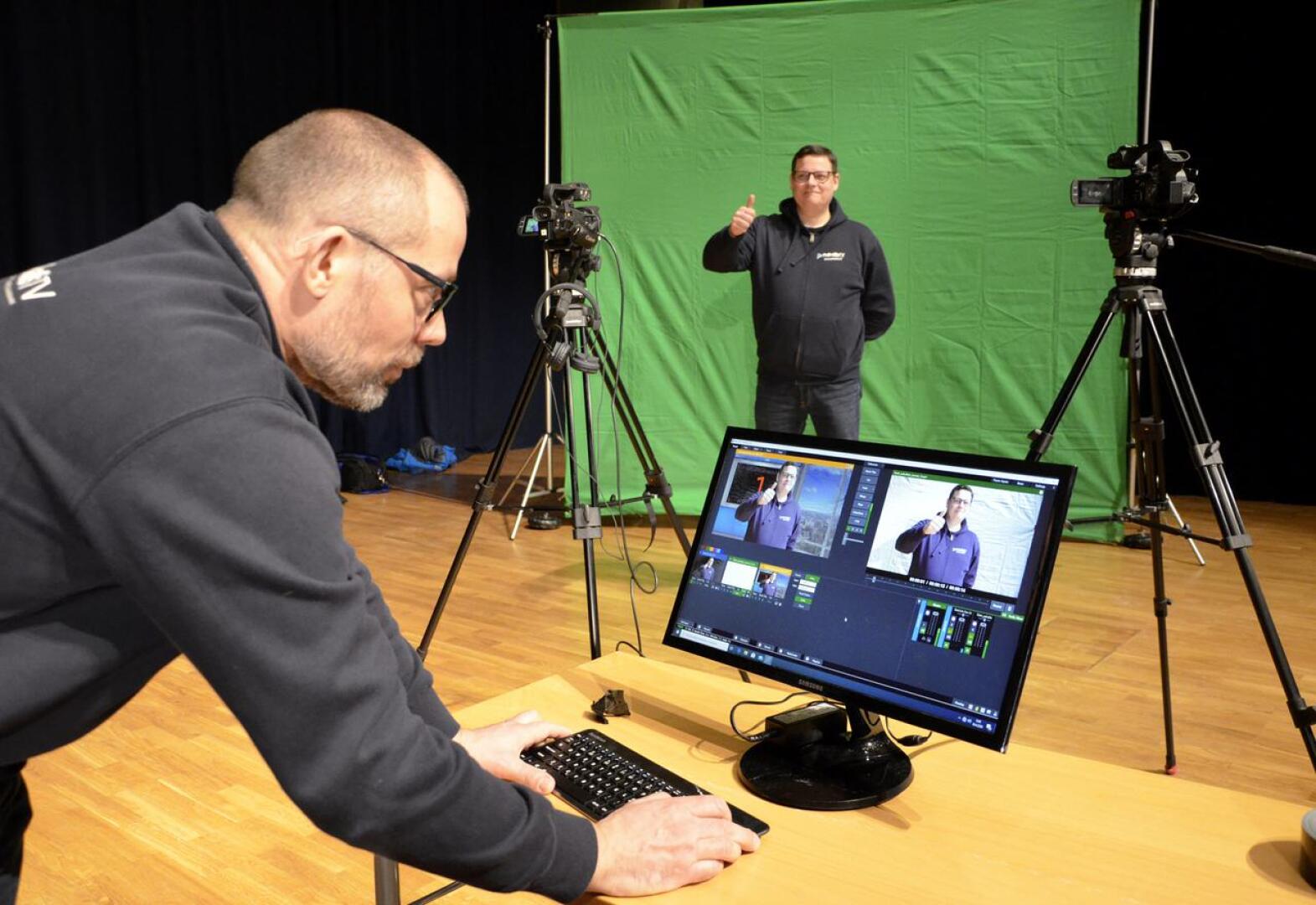Veli Lesell ja Tero Mononen pääsivät vapunaattona testailemaan, miltä Etävappu-studio voisi näyttää virtuaalisessa ympäristössä.