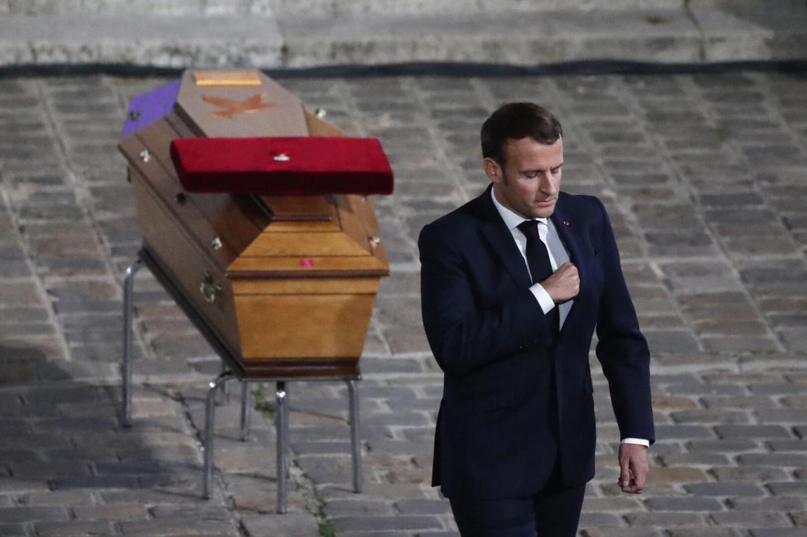 Ranskan presidentti Emmanuel Macron näytti silminnähden herkistyneeltä, kun hän puhui veitsi-iskussa murhatun opettajan muistotilaisuudessa Sorbonnen yliopistossa Pariisissa.