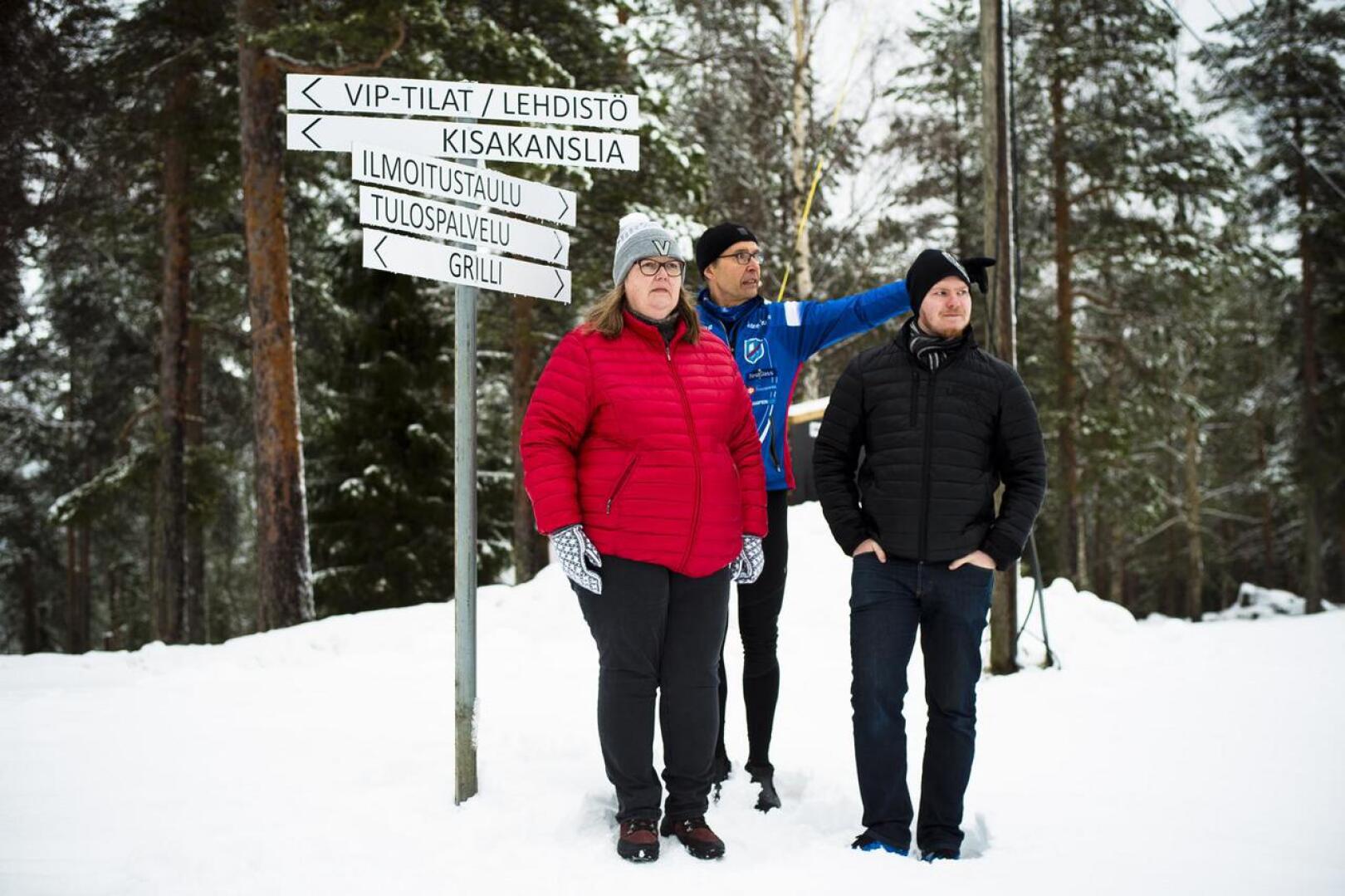 Sari Gummerus, Juhani Kumpusalo ja Henri Heiska iloitsevat Nivalan tämän talven runsaista hiihto- ja talviliikunta-aiheisista tapahtumista.