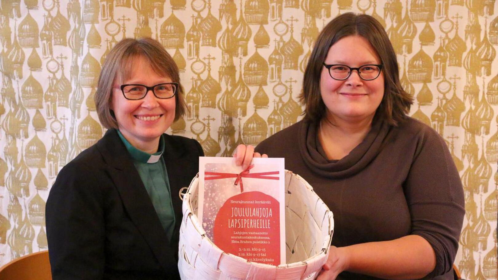 Suomalaisen seurakunnan diakoniatyötä tekevät Kirsi Rundgren ja Sanna Ormiskangas jakavat joulumieltä lapsiperheille Pietarsaaressa. Joululahjakeräys käynnistyy reilun viikon kuluttua.