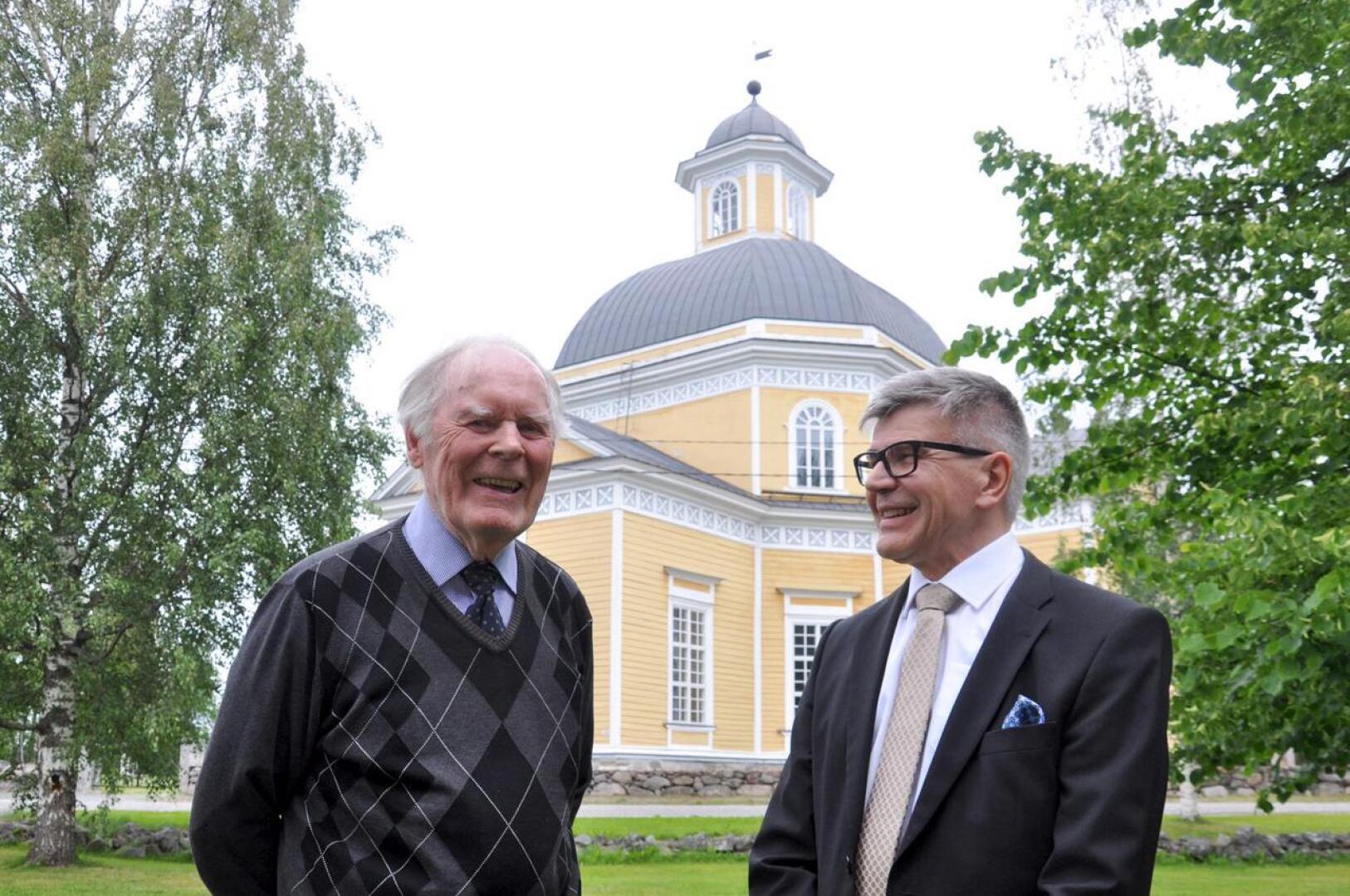 Lauri Pihlajamaa on perehtynyt A. W. Ingmannin Vetelin vuosiin, Risto Känsälä puolestaan Vetelin kirkon historiaan.