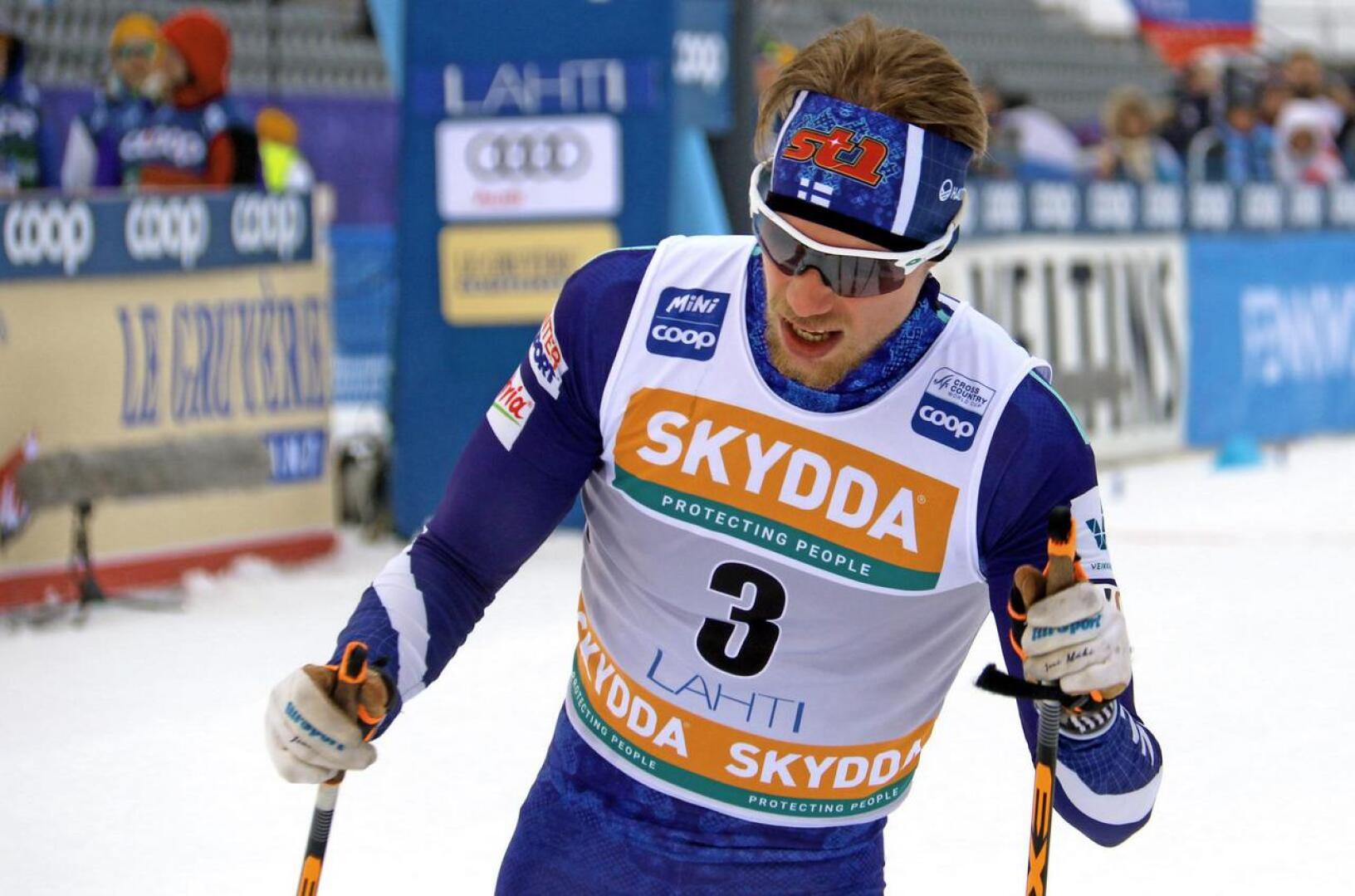 Joni Mäki on tällä kaudella noussut ensimmäistä kertaa maailmancupin palkintokorokkeelle, kun hän hiihti joulukuussa parisprintissä kolmanneksi yhdessä Ristomatti Hakolan kanssa.