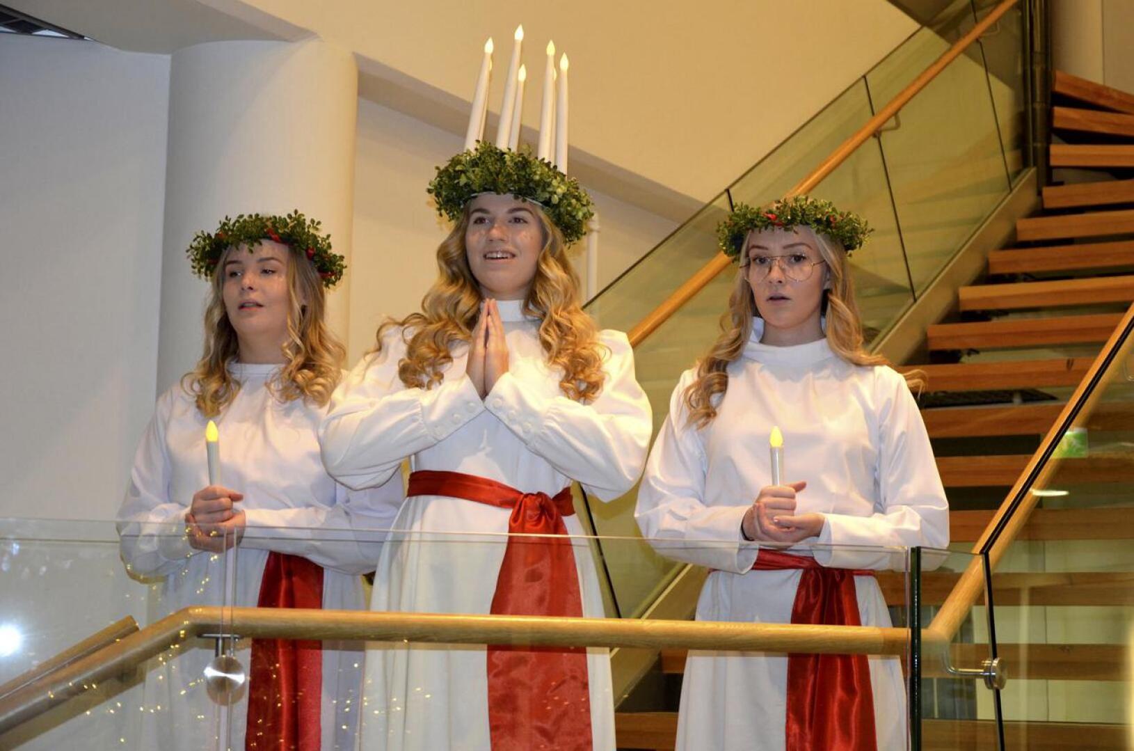 Lydia Forsberg, Cassandra Sarin ja Irene Vidjeskog aloittivat Lucian päivän tutuilla lauluilla.
