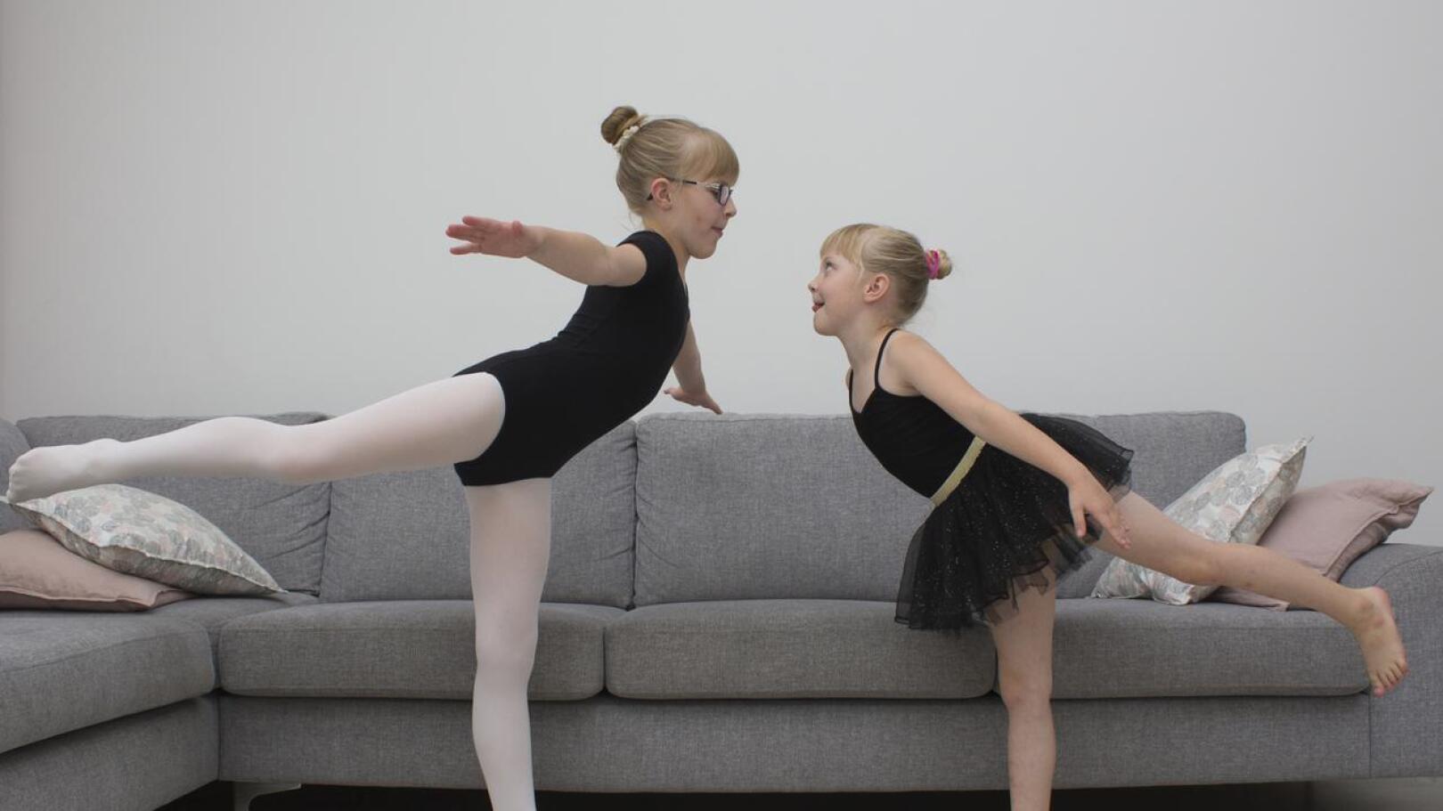 Minea ja Julia Lassila toivovat kovasti pääsevänsä Kalajoen kansalaisopiston balettikurssille.