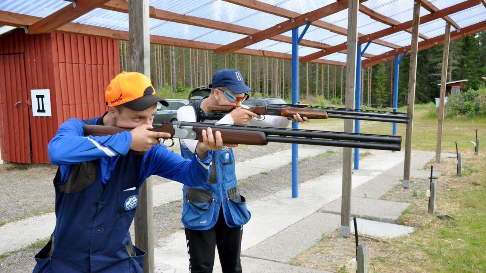 Viljami Teirikangas (vas.) ja Kim Vapola harjoittelevat Kaustisen ampumaradalla kahtena iltana viikossa. 