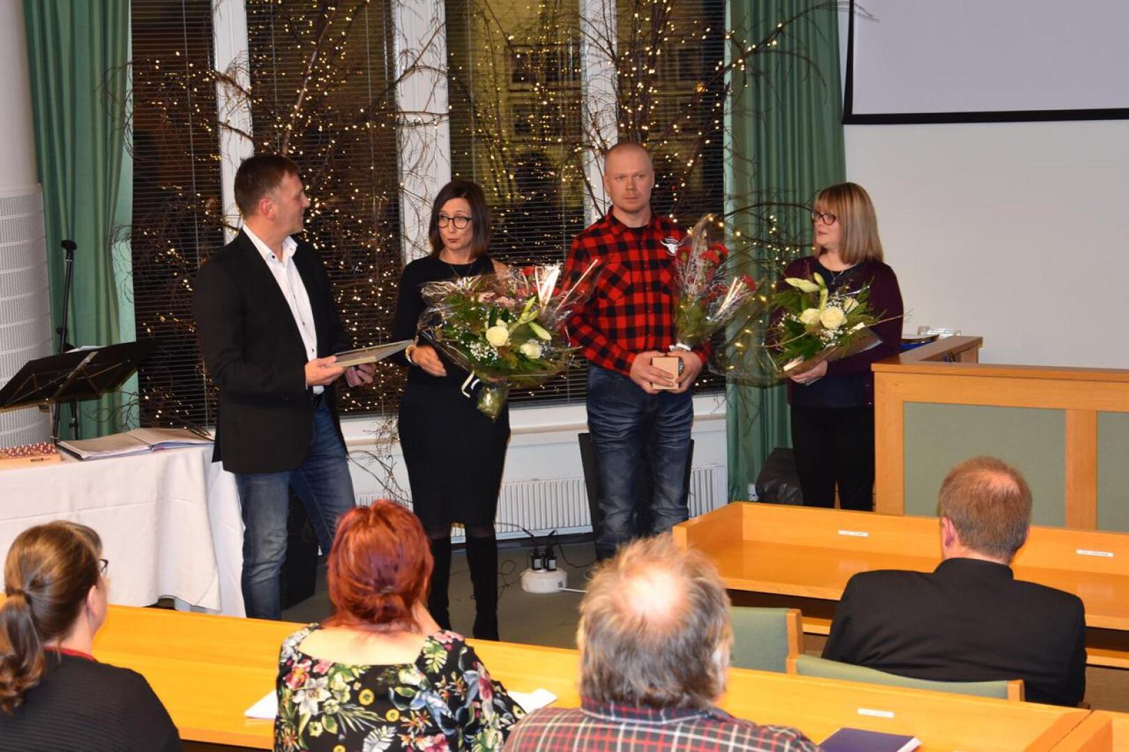 Kannuksen kaupunki ja yrittäjäyhdistys valitsivat kuluvan vuoden yrittäjiksi Milko (vasemmalla) ja Kristiina Liedeksen Kannuksen Keskuspesulan sekä Sakari ja Anne Isohannin Tuomolan karjatilan.