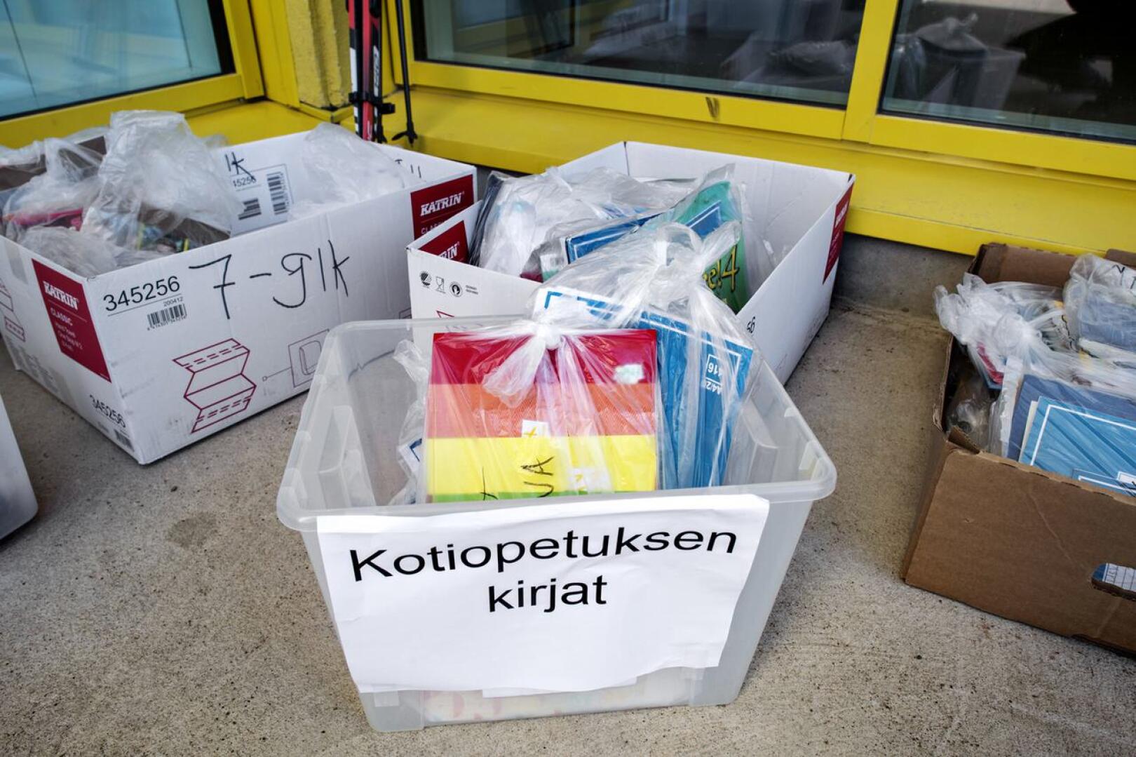 Oppilaat pystyivät noutamaan oppikirjat Torkinmäen koulun portailta.