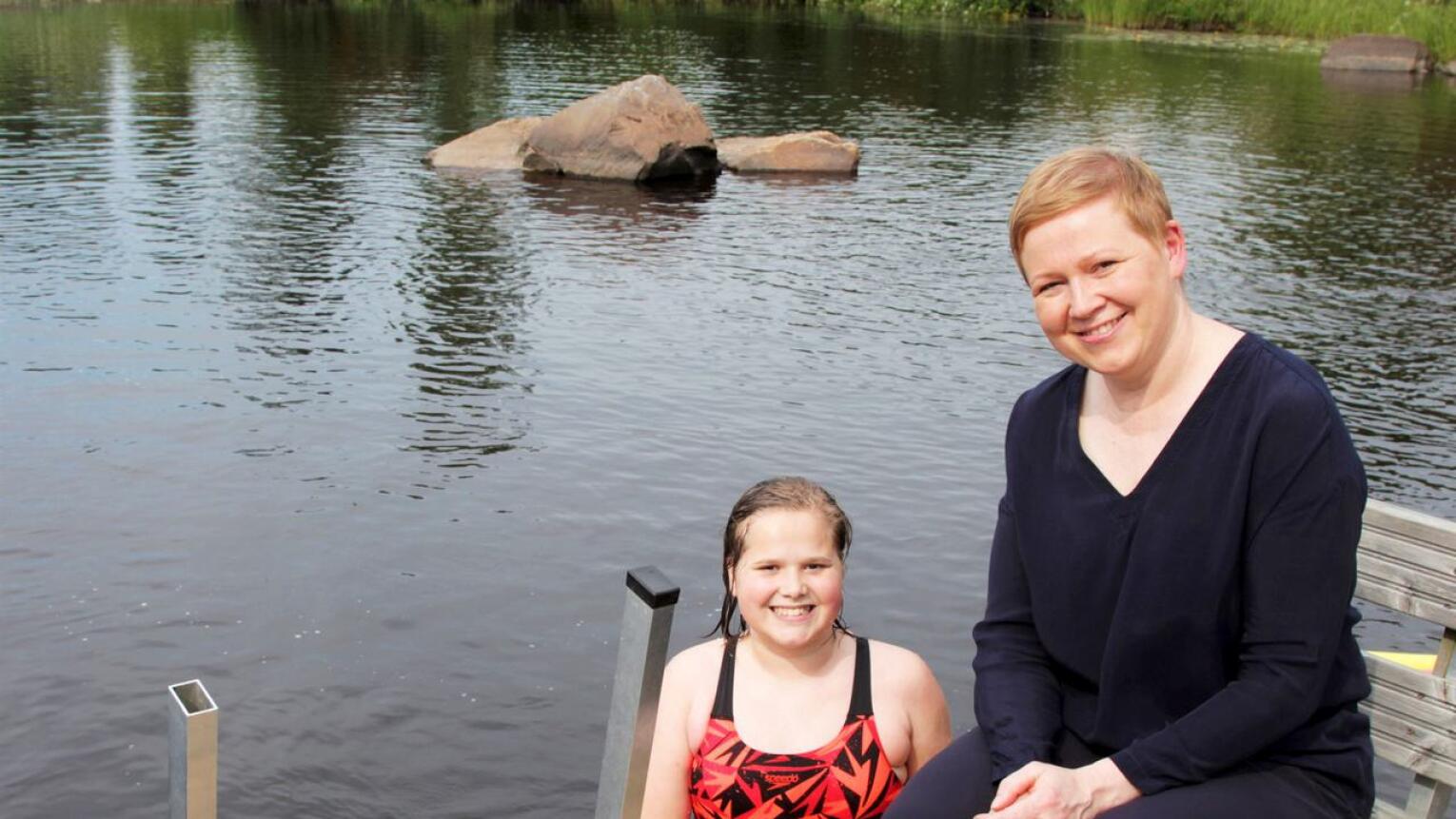 Matleena Saaren (oik.) tytär Elvira van Mierlo viihtyy uimarannalla tunteja kerrallaan.