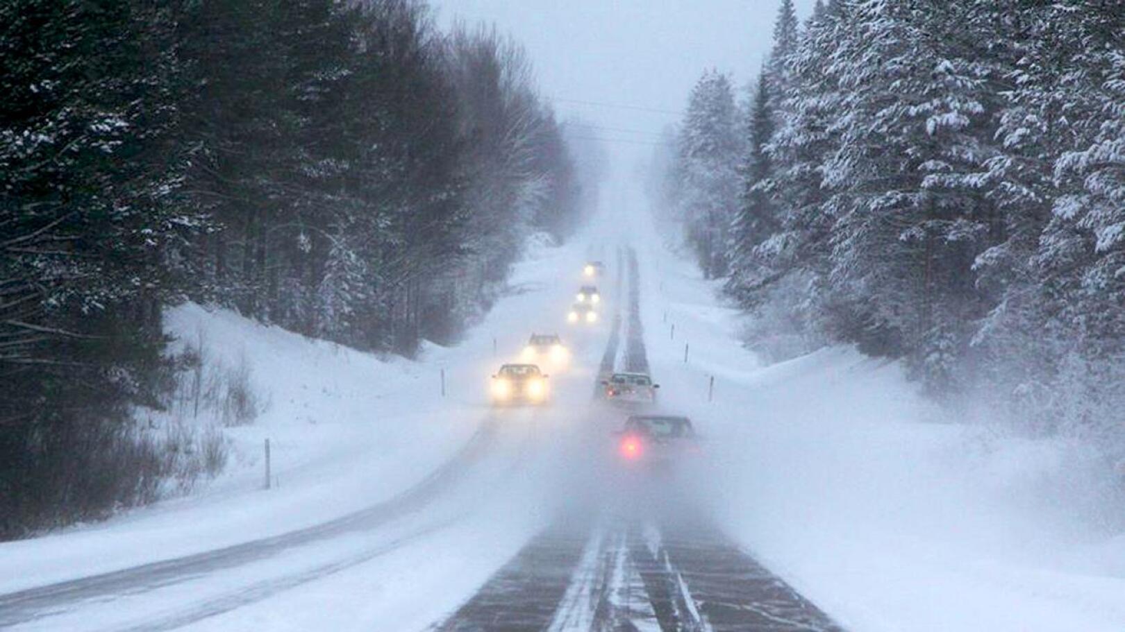 Liikennekeskus varottaa lumisateen ja pöllyävän lumen huonontamasta ajokelistä koko maassa.