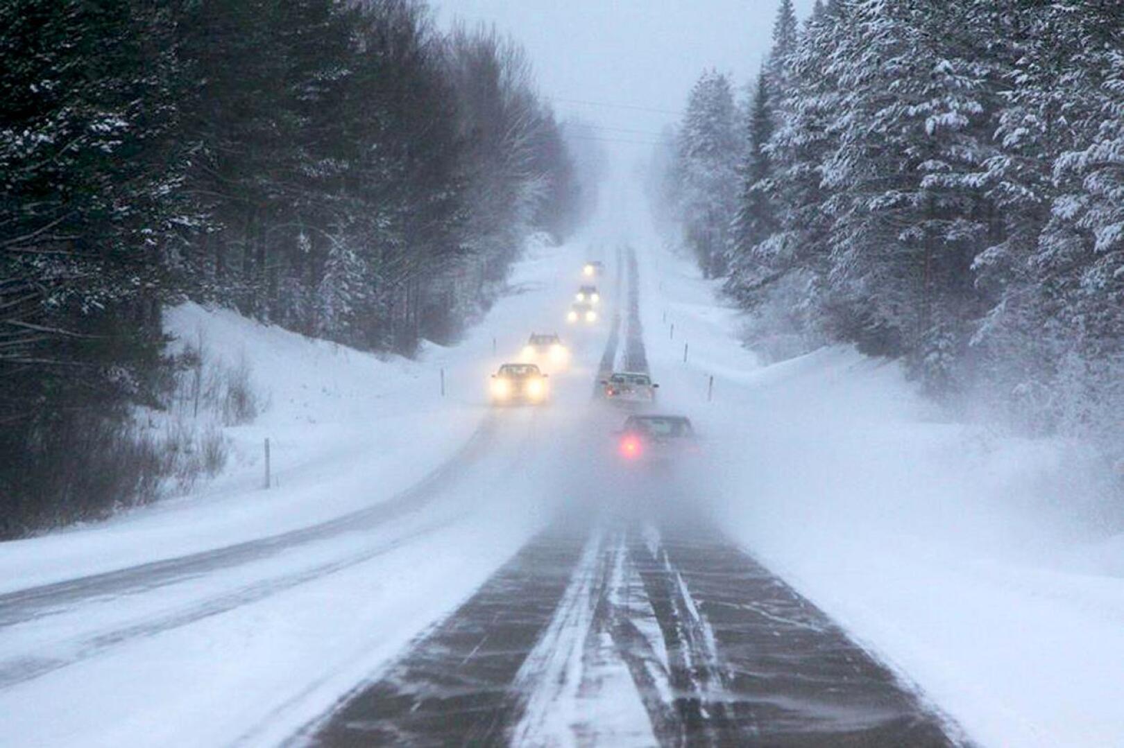 Liikennekeskus varottaa lumisateen ja pöllyävän lumen huonontamasta ajokelistä koko maassa.