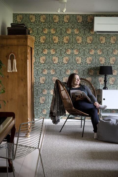 Maria Vähätiitto pitää englantilaisen William Morrisin suunnittelmista tapeteista, joita on muun muassa olohuoneessa.