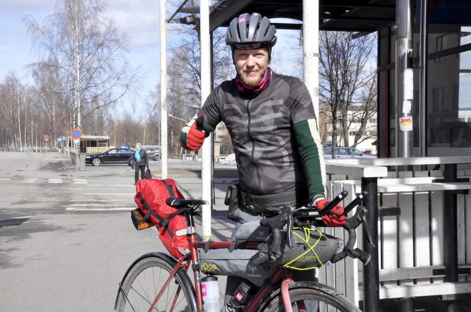 Jukka Sinda pysähtyi Kokkolassa laittamassa ketjuöljyä pyöräänsä.