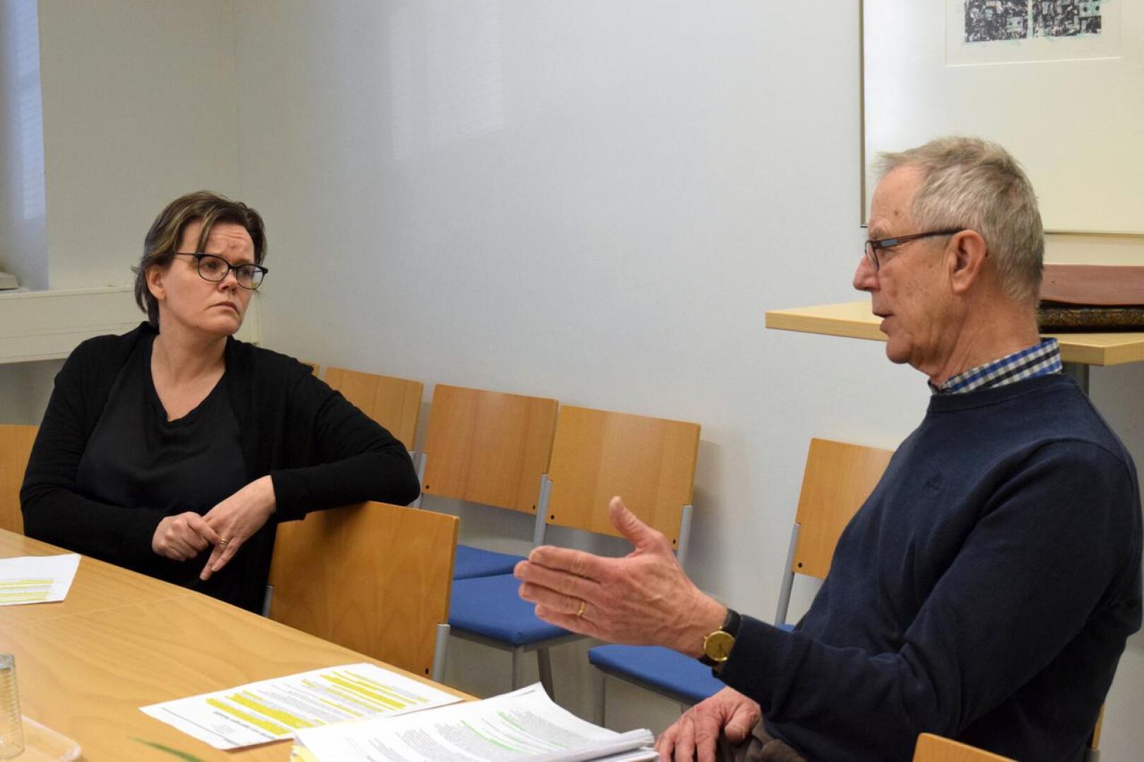 Vt. sosiaali- ja terveysjohtaja Pia-Maria Sjöström ja sote-lautakunnan puheenjohtaja Marcus Suojoki tiedottivat keskiviikkona koronavirukseen valmistautumisesta Pietarsaaren seudulla.