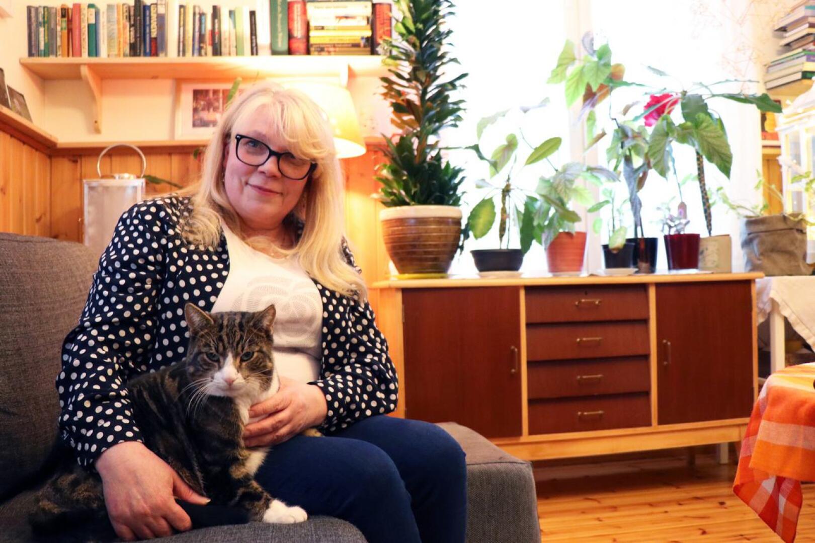Asiakaspalvelutyötä tekevä Raija Isosaari nauttii vapaa-ajallaan kotona olemisesta.