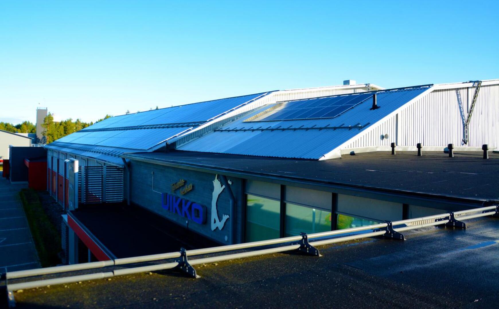Liikuntakeskus vie vuoden aikana yli 50 omakotitalon verran energiaa. Osa energiasta saadaan aurinkopaneeleilla tuotettua.
