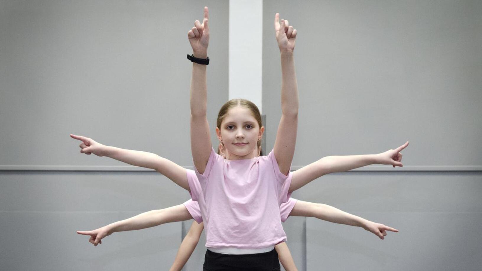 Tytöt ovat harjoitelleet esitystään ahkerasti koulun liikuntasalissa. Tanssiliikkeensä he ovat sovittaneet tarkoin yhteen ja musiikkiin sopivaksi.