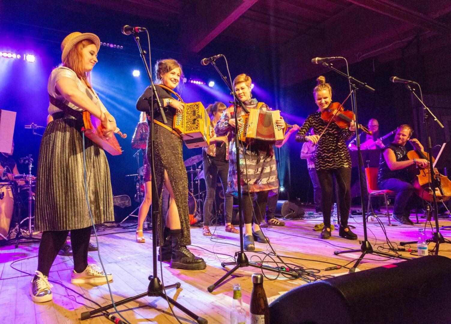 Kaustisen kansanmusiikkijuhlien ohjelmassa on tänä vuonna noin 1600 tilaisuutta. Kuvassa Folk All-In Band feat Enkel viime vuoden festivaaleilla.