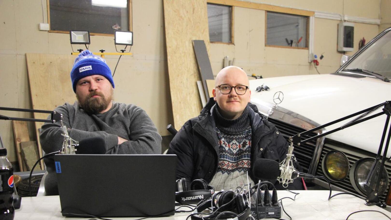 Kaverukset Ari Ojala (vas.) ja Aapo Romppanen tekevät podcastiaan rennolla otteella ja vieraitaan kunnioittaen.