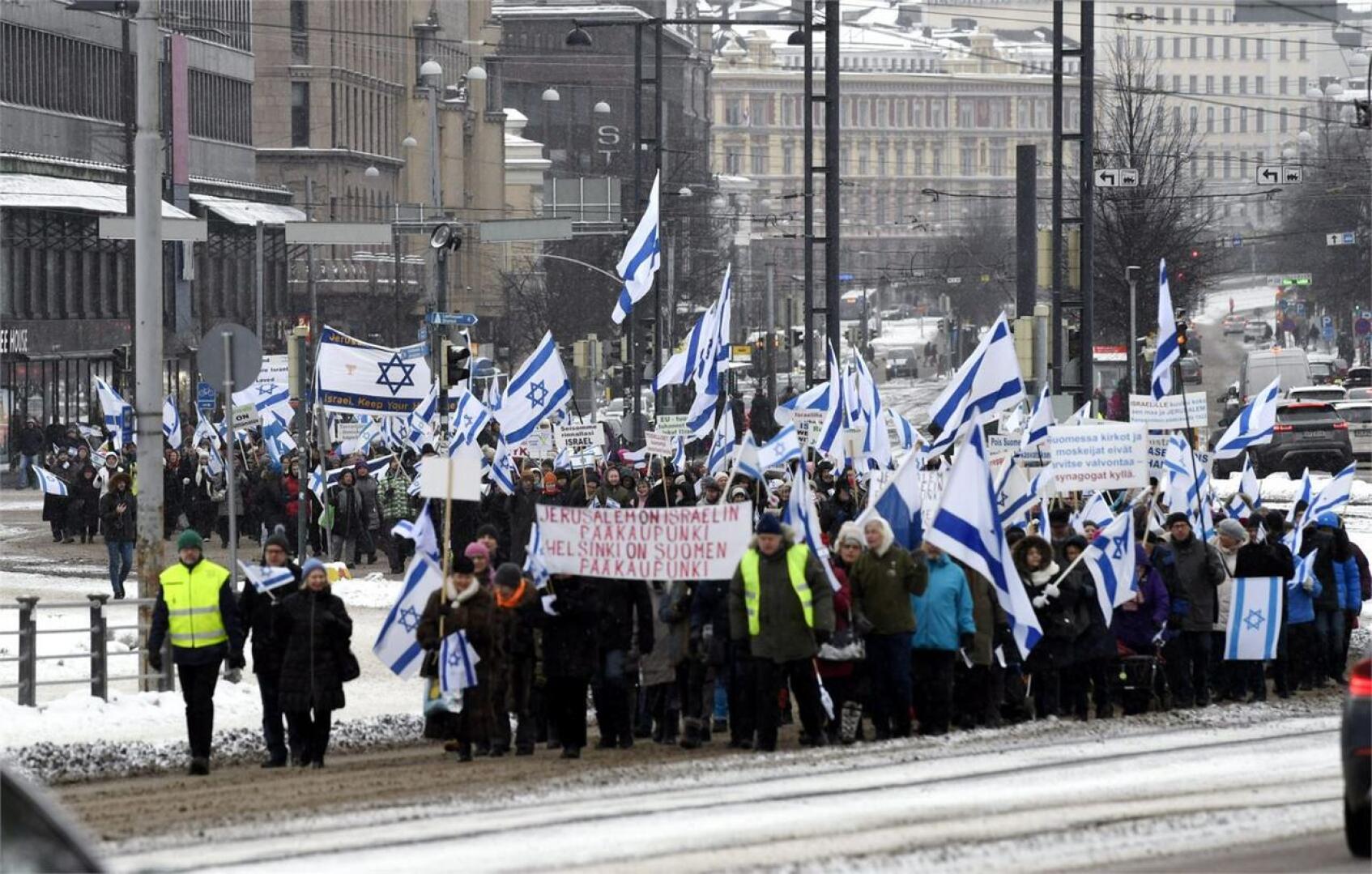 Marssijat tukivat sitä, että Jerusalem on Israelin jakamaton pääkaupunki. Marssin reitti kulki Senaatintorilta Eduskuntatalolle. LEHTIKUVA / ANTTI AIMO-KOIVISTO