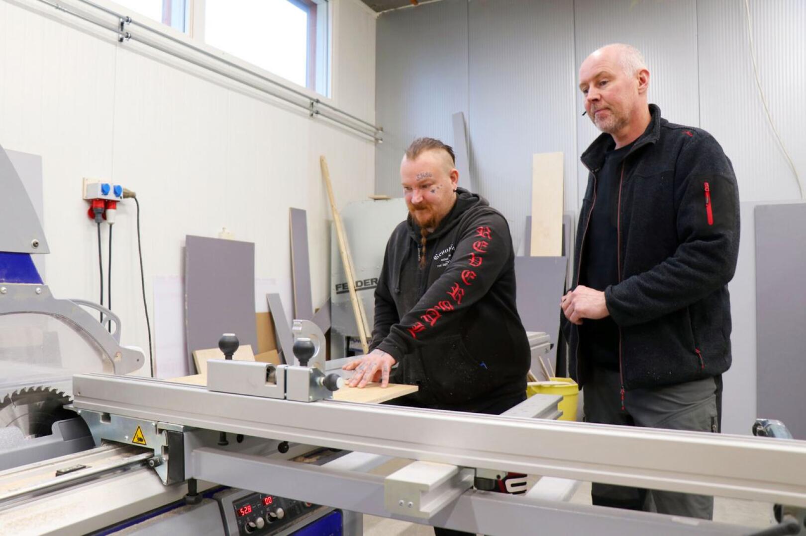 Sohvanrunkoja valmistava Saku Harju on ollut K & M Furniturella avotyössä jo yli kolme vuotta. Yrittäjä Jani Riihimäki pitää avotyötä toimivana mallina myös työnantajan näkökulmasta.