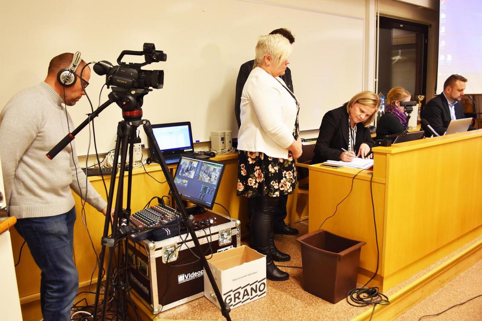 Valtuuston kokous videoitiin Haapavedellä nyt toista kertaa. Videoinnin tilannut vasemmistoliiton valtuutettu Esko Joentakanen kertoi, että kustannuksiin osallistuu muitakin valtuutettuja. Työ hoituu Joentakasen mukaan pienellä keikkakorvauksella.