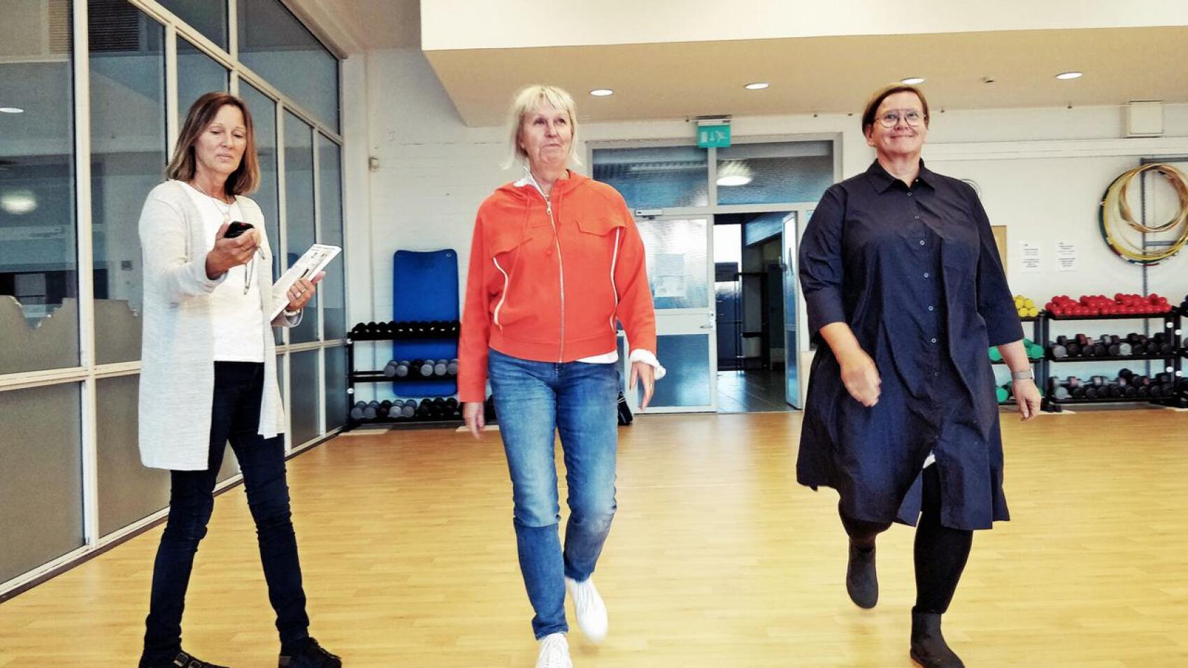 Erityisliikunnanohjaaja Marja Eriksson, koulutussuunnittelija Pia Nyman YA:n lehtori Annica Haldin kutsuvat seudun ikäihmisiä kävely- ja tasapainotestaukseen Voimaa vanhuuteen -projektin puitteissa. 