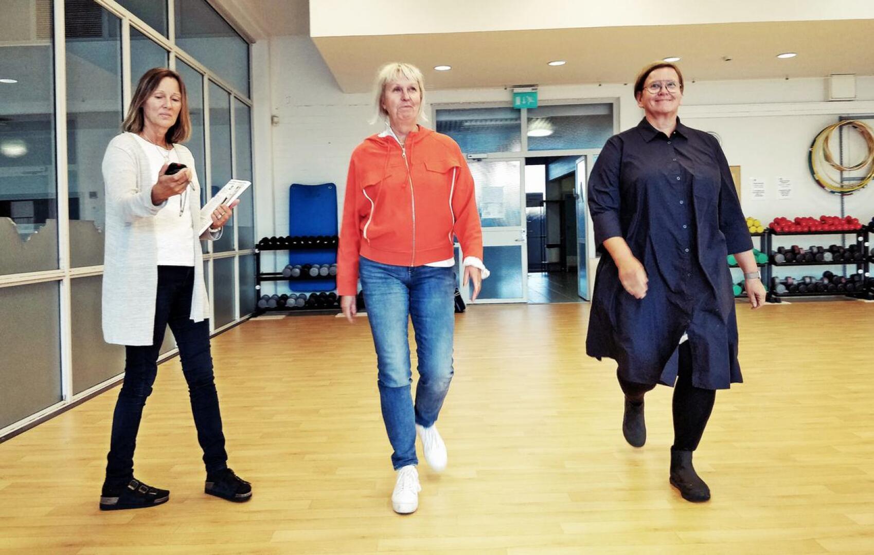 Erityisliikunnanohjaaja Marja Eriksson, koulutussuunnittelija Pia Nyman YA:n lehtori Annica Haldin kutsuvat seudun ikäihmisiä kävely- ja tasapainotestaukseen Voimaa vanhuuteen -projektin puitteissa. 