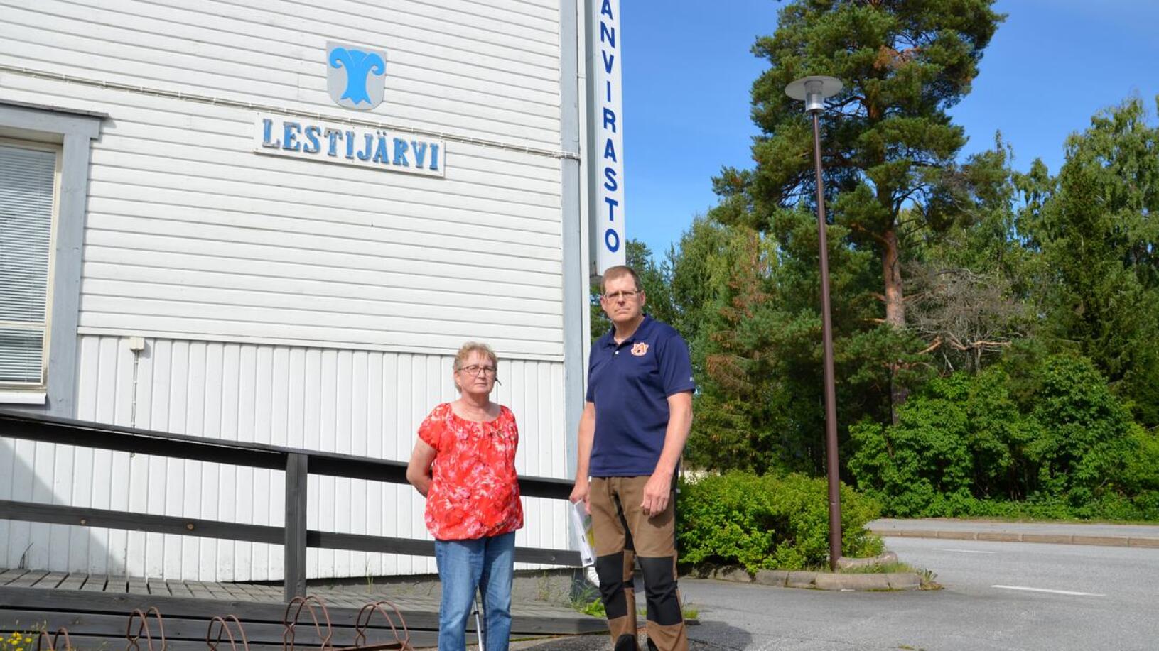 Säpinää luvassa. Järjestäjiin kuuluvat Riitta Tuikka ja Jorma Tuikka kertovat, että kirkonkylän keskusta täyttyy lauantaina taas markkinahuumasta.