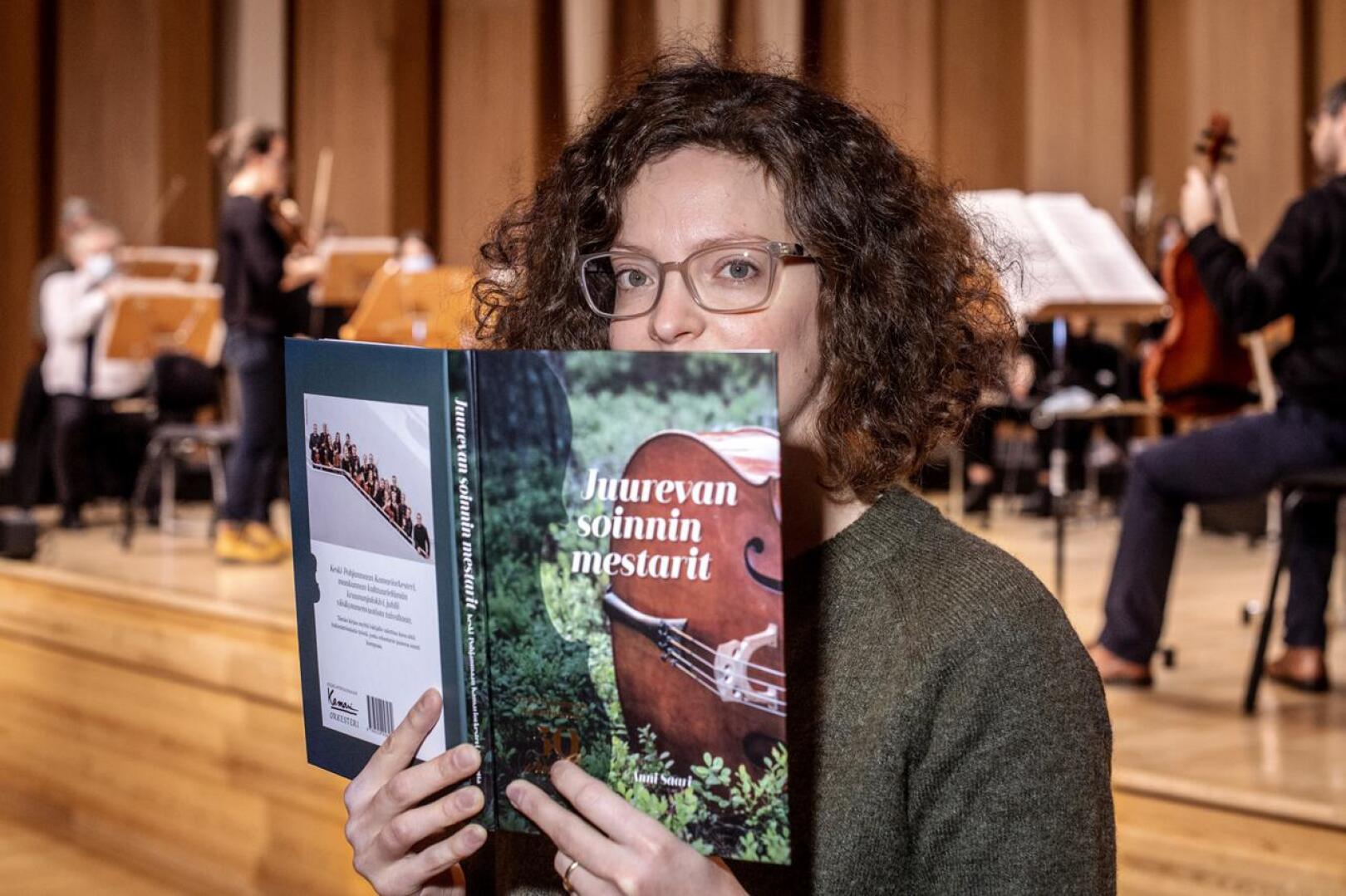 Anni Saaren kirjoittama Keski-Pohjanmaan Kamariorkesterin historiikki julkistetaan lauantaina.