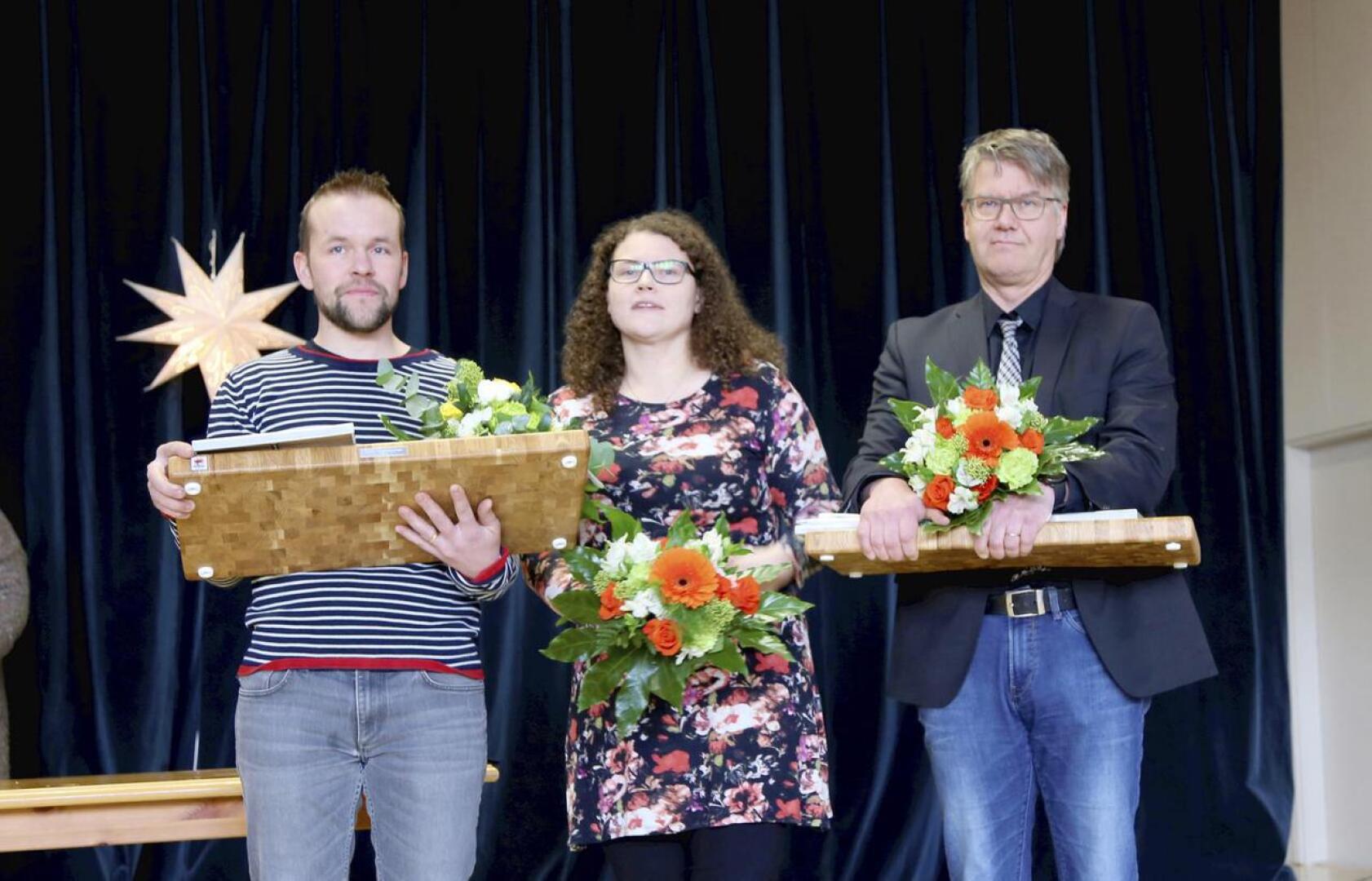 Perhossa yrittäjäpalkinnoilla muistettiin maatalousyrittäjä Lasse (vas.) ja Annukka Salmelaa sekä Perhon lääkäriaseman Juha Anttilaa.