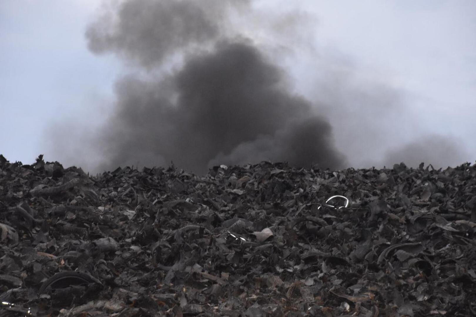 Sakeaa savua tupruaa vanhalta kaatopaikalta Pietarsaaressa.
