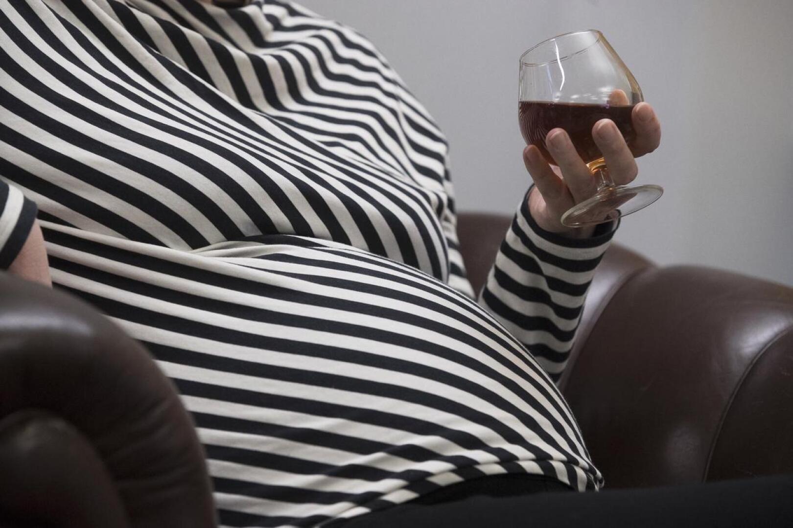 Joka vuosi tuhannet kehittyvät vauvat ovat vaarassa äidin päihteidenkäytön vuoksi. Päihteidenkäyttäjillä raskaus on monesti ehtinyt pitkälle, ennen kuin se edes huomataan.