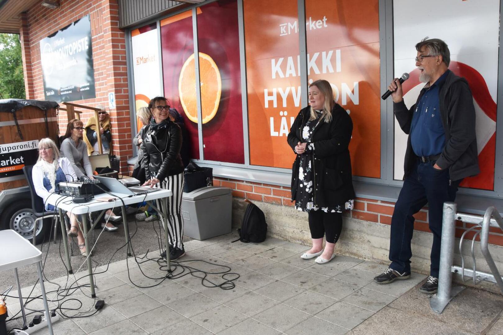 Reijo Tuppurainen esitti karaokekerhon keikalla Esko Rahkosen kappaleen Hänelle jota rakastan.