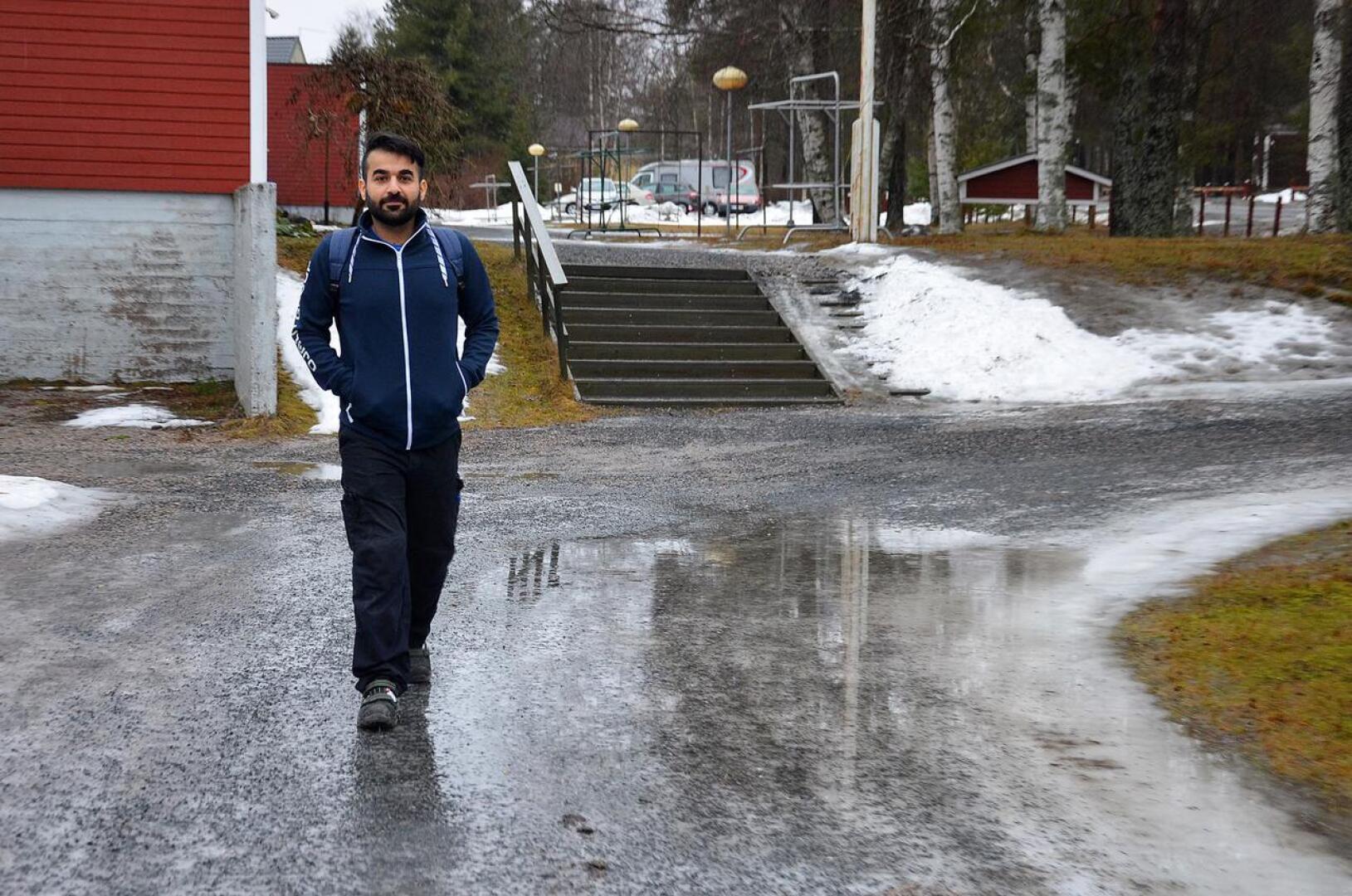 Puolenkymmenen vuoden aikana Sami Hussein on nähnyt monenlaista keliä Suomessa. Rovaniemellä asuessaan hän paleli jakaessaan lehtiä pitkästi yli 30 asteen pakkasessa ja keskiviikkona hän lähti vesisateessa töihin Sievissä.