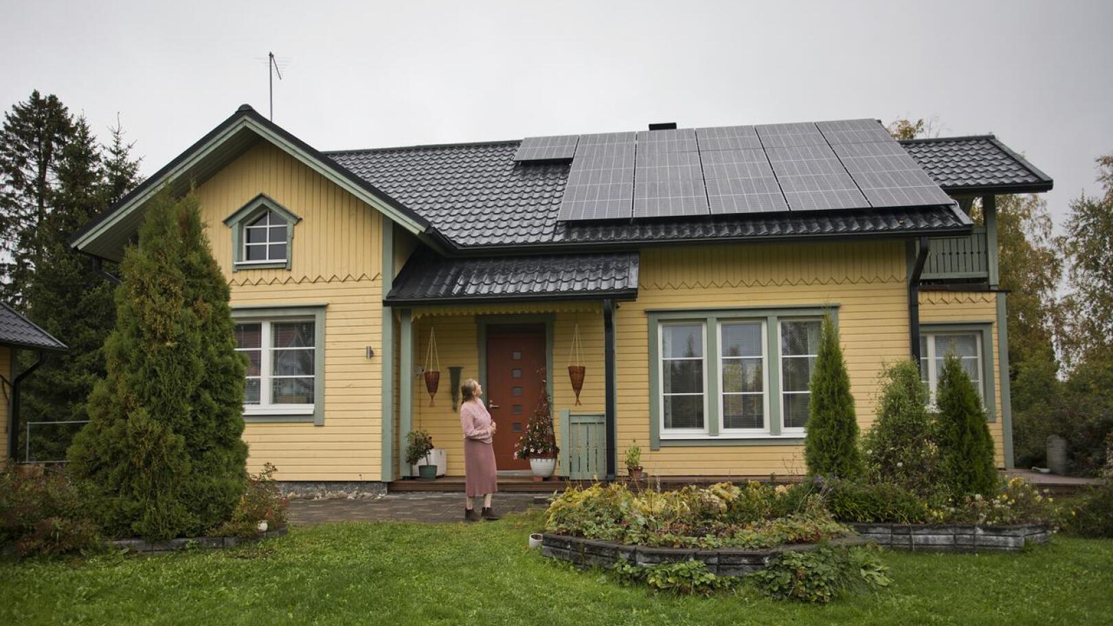 Aurinkopaneelit sulautuvat vuonna 1998 rakennetun talon kattoon. Päivikki Turunen ehti toivoa paneeleita jo vuosia sähkölämmitteiseen taloon.