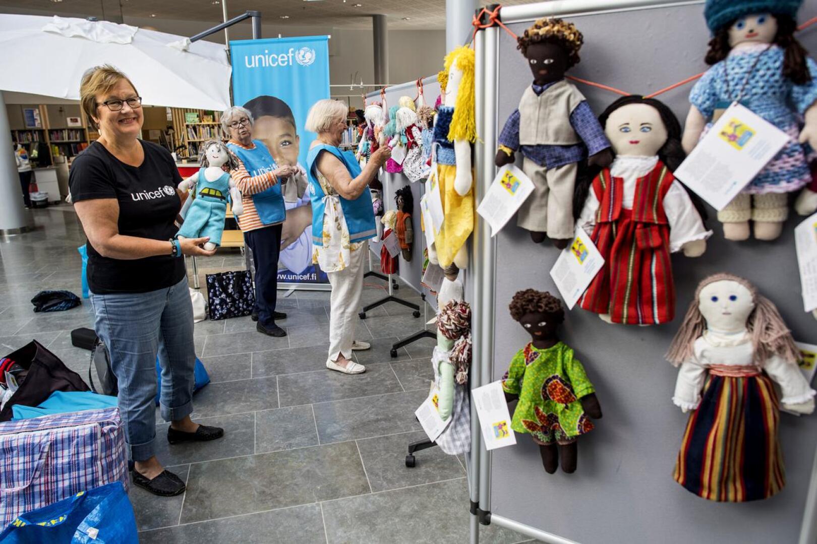Arkostokuvassa Unicefin nukkenäyttely Kokkolan kirjastossa vuonna 2019, kuvassa mukana puheenjohtajana jatkava Merja Seppälä sekä uuteen nukketiimiin nyt valitut Ritva Typpö sekä Leena Sulkala. 
